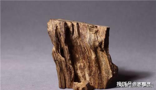 清朝3吨重龙床现世，专家要求上交国家，藏品主