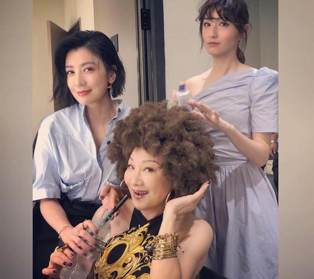 贾静雯分享与丈夫晒日光浴美照，皮肤白皙光滑，身材十分曼妙抢镜