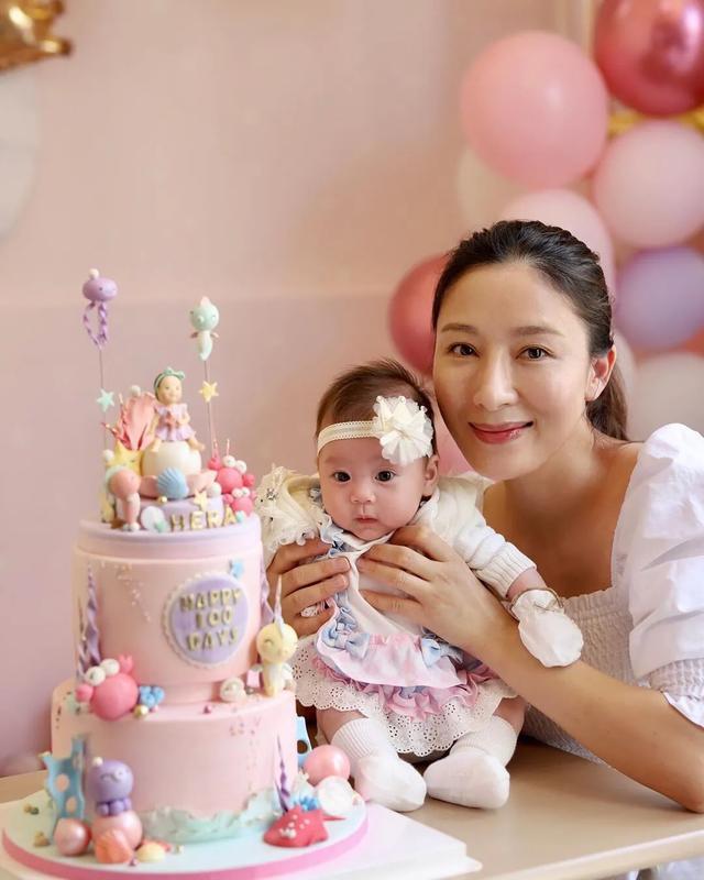 杨怡罗仲谦晒全家福为女儿庆百日，小珍珠正面首曝光，和爸爸很像