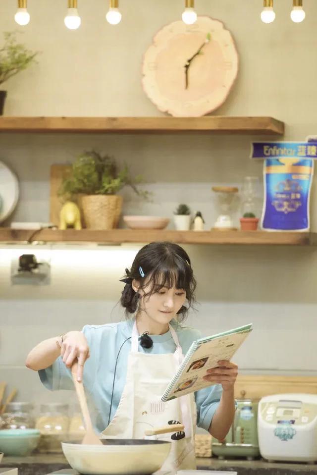 郑爽最新造型曝光！自制低脂减肥餐，手法娴熟，厨艺了得