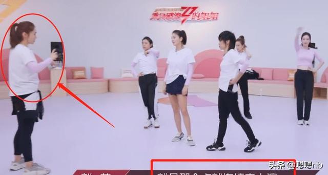《浪姐》许飞跳舞滑倒，谁注意到刘芸的举动？暴露素养了