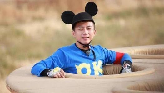 他和邓超斗了10年之久，最终还是败了，如今43岁到处求人找戏拍！