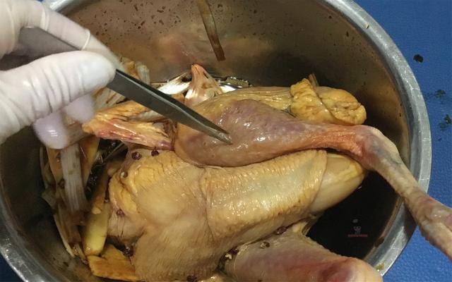 烤鸡的做法，酥脆不油腻，老阿姨一步一步教你，好吃到爆