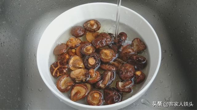 香菇炖猪脚：一个客家传统味道做法，软糯浓香，满满的胶原蛋白