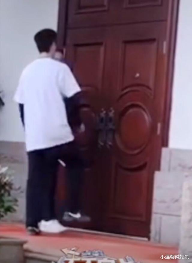 王一博和汪涵回别墅录节目！在门口手舞足蹈，没人开门不停按门铃