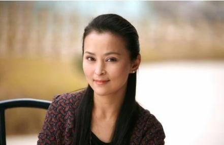 53岁何音近照，与黄志忠离婚9年，跟儿子相依为