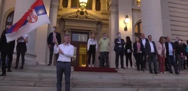 那个热泪盈眶的总统怎么样了？此国发生巨变，