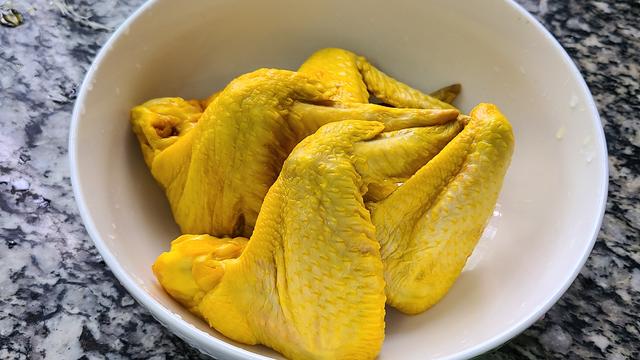 爱吃鸡翅试试这个做法，家人吃了都说好，简单美味又好吃