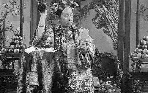 光绪穿寿衣时突然坐起，太监着急去禀报慈禧，