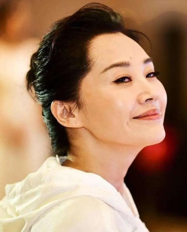 51岁的许晴：情史如此丰富，为何至今仍单身？网友表示：不敢娶