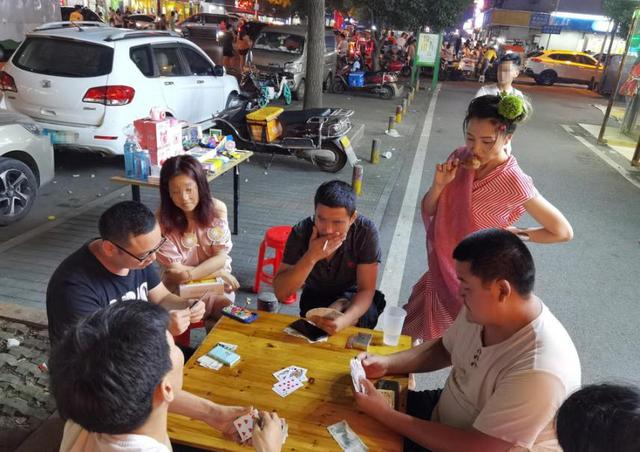 知名女歌手穿着随意路边看牌，正当红时退圈息影，自爆在家当农妇