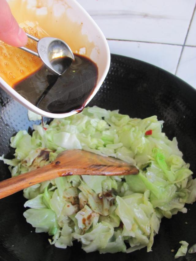教你做“鱼香包菜”，比饭店的还好吃，配上大米饭大口吃，真香