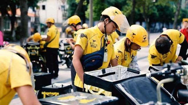 这一现象“惹”曹德旺担忧！为何外卖员、快递