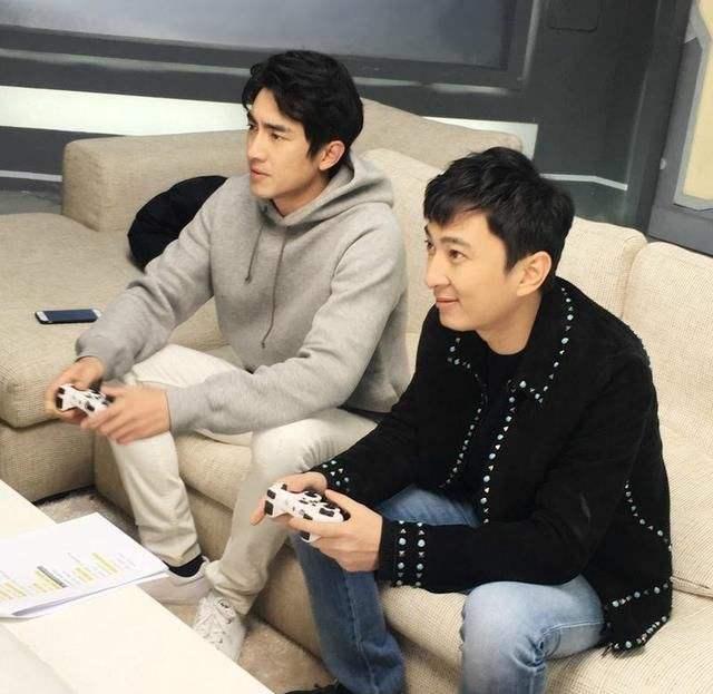 登顶|林更新登顶微博热搜！4天夜会两美女举止亲密 遭调侃被王思聪带坏