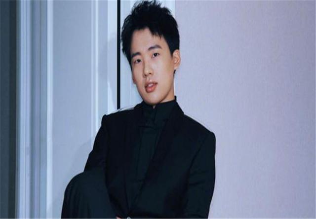 当众“调戏”小鲜肉，张天爱玩心计，几个动作暴露了真实人品