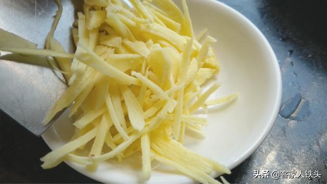 客家人炒猪大肠从不直接下锅炒，想要开胃好吃，这一步一定不能省