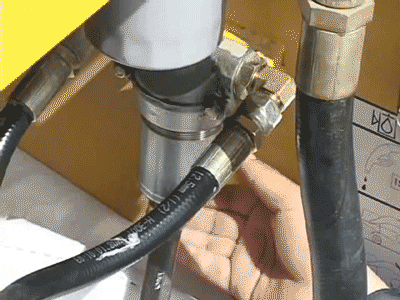 The pilot filter and oil suction filter are never cleaned? No wonder the excavator is weak and the handle is heavy