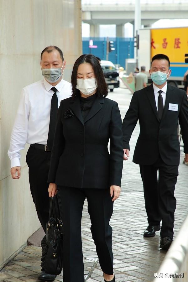 赌王设灵仪式，郭晶晶霍启刚十指紧扣，奚梦瑶