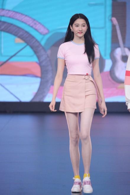 关晓彤现身薇娅直播间，放飞自我变吃货主播，终于没人管我了