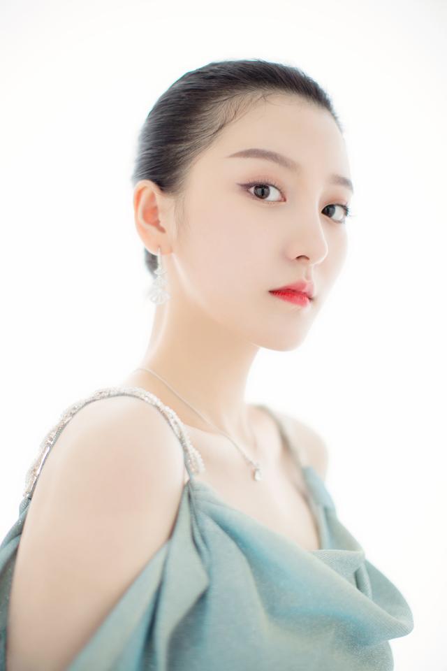 金尤美優雅系寫真曝光 大方典雅詮釋女神氣質