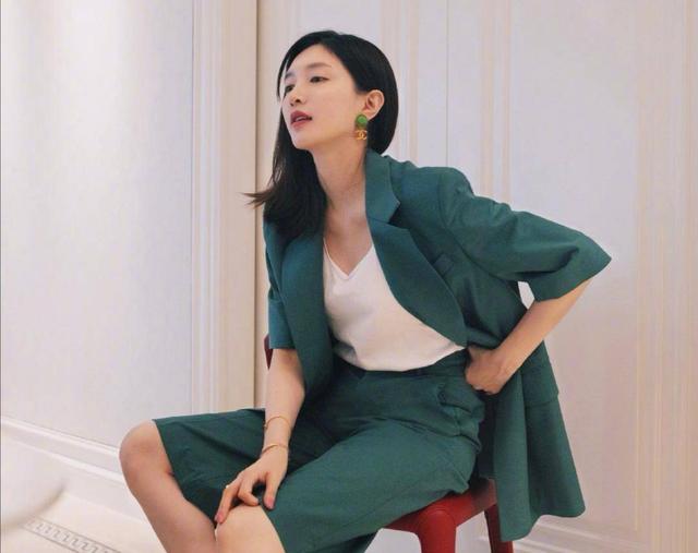 20岁|江疏影20岁军训旧照状态曝光 脚踝纤细比旁人白两度