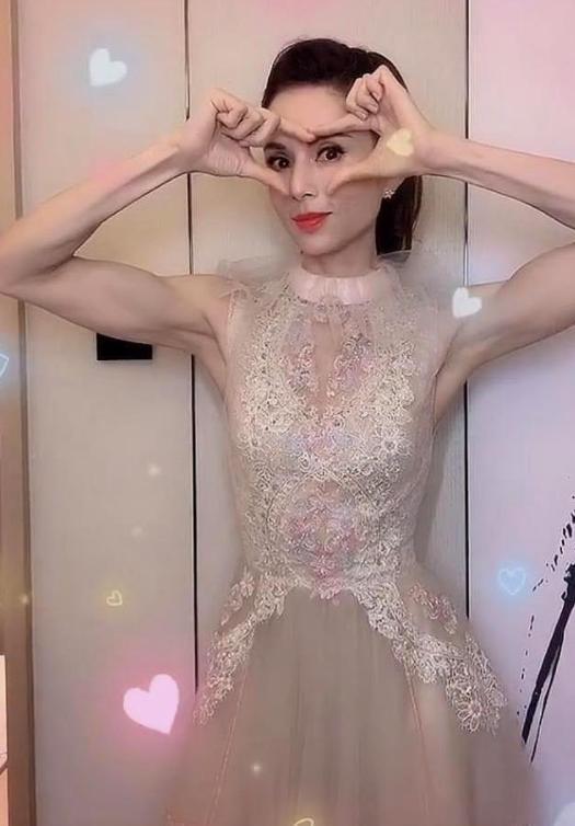李若彤健身过度，壮似“金刚芭比”，被调侃：