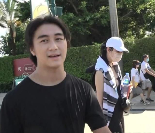 『守孝』何猷君奚梦瑶守孝期间同游迪士尼 三缄其口拒谈何猷邦