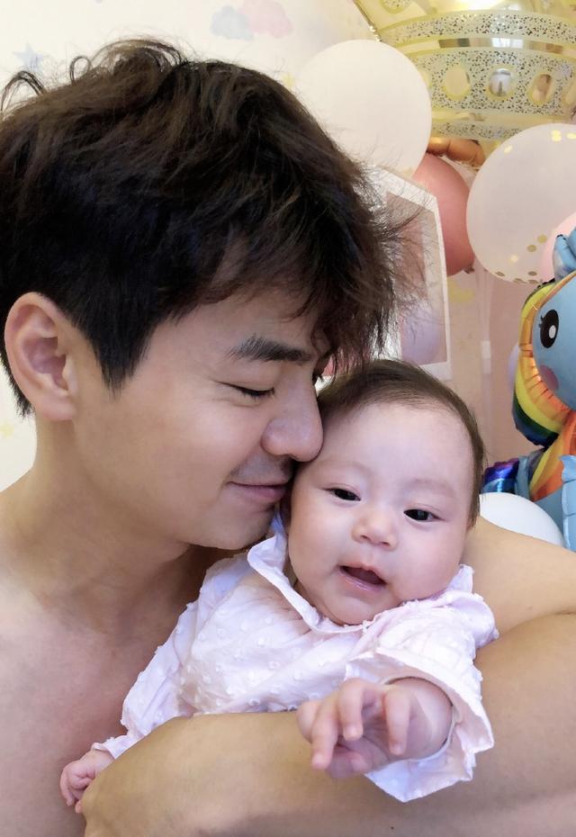 杨怡夫妇晒照为女儿庆祝百日，小公主眼睛超大像洋娃娃，大名曝光