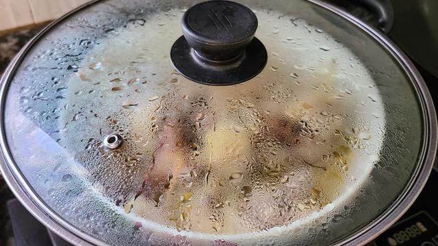 五指毛桃蒸鸡的做法，香气四溢又好吃，我家很喜欢的一道家常菜