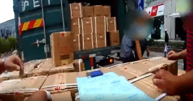 『好致』货车门没关好致千余箱茅台掉落 网友：估计马路都醉了
