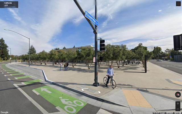 美国苹果公司总部，像是一个巨大的宇宙飞船停留在加州的地面上