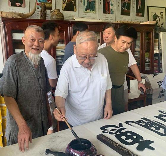 河北郑氏集团走进红色大本营成功创业民族复兴中国榜书艺术抒豪情
