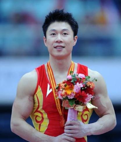 李小鹏和儿女劈叉，纪念北京奥运十二周年，八岁奥莉腿长已超爸爸