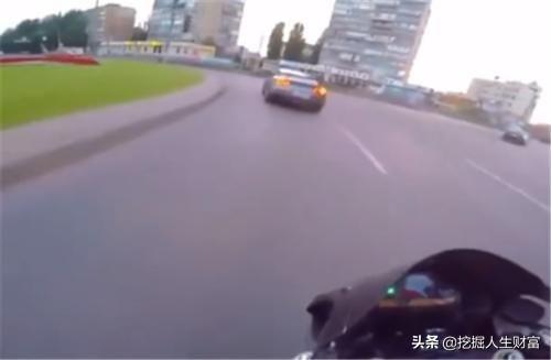 日产GTR偶遇重机，双方红绿灯同时起步