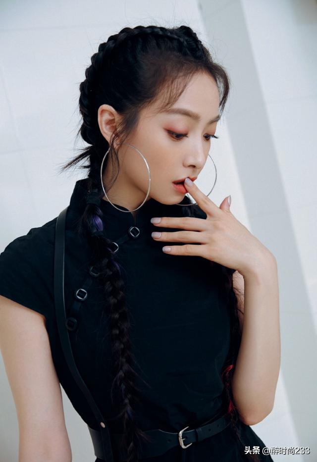 33岁宋茜好时髦，一身暗黑机能风旗袍酷飒帅气，