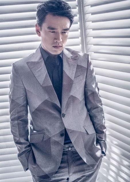 21岁出道37岁才出名，与妻子恩爱多年，今演技被认可非常低调