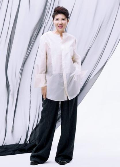 她是乐坛传奇人物，与毛阿敏齐名提携那英，3000万资产被男友卷光