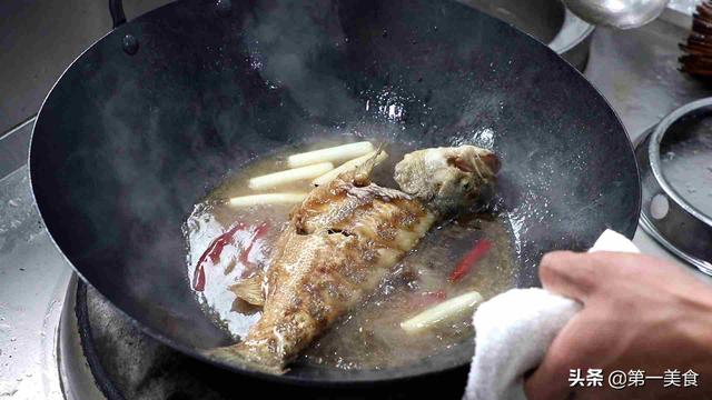 鲈鱼这样烧着吃，汤汁浓郁，骨烂肉香，厨师长详细展示每个步骤