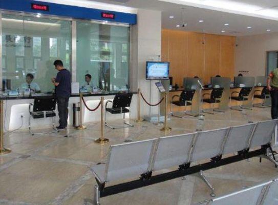 去银行看不到厕所，工作人员内急应该如何解决