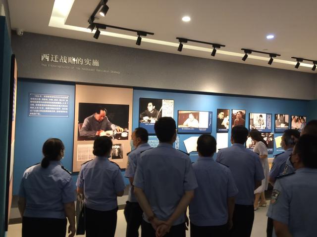 西咸新区公安局沣西新城分局组织民辅警党员参观交大西迁博物馆