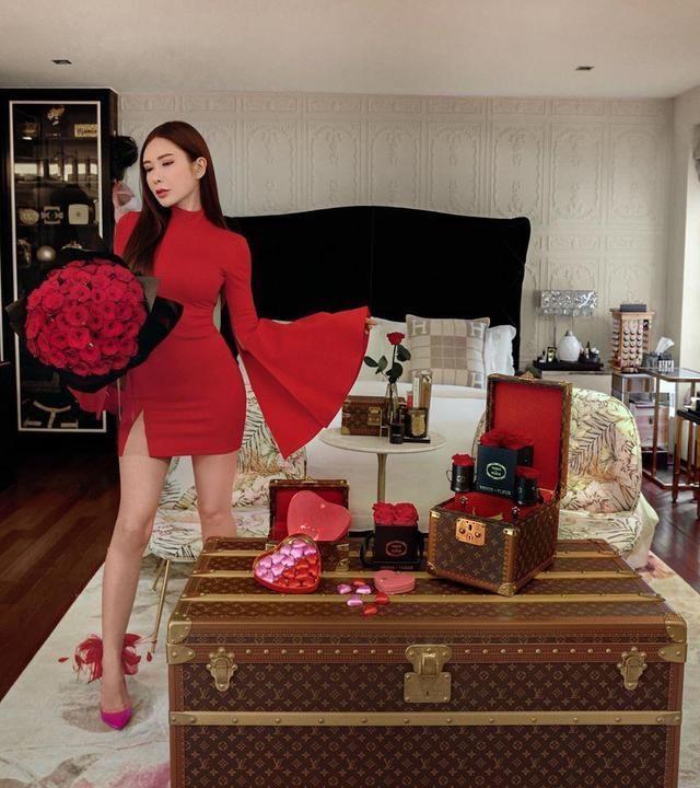 确实奢华，lv硬箱堆成小山坡，爱马仕包包摆成墙