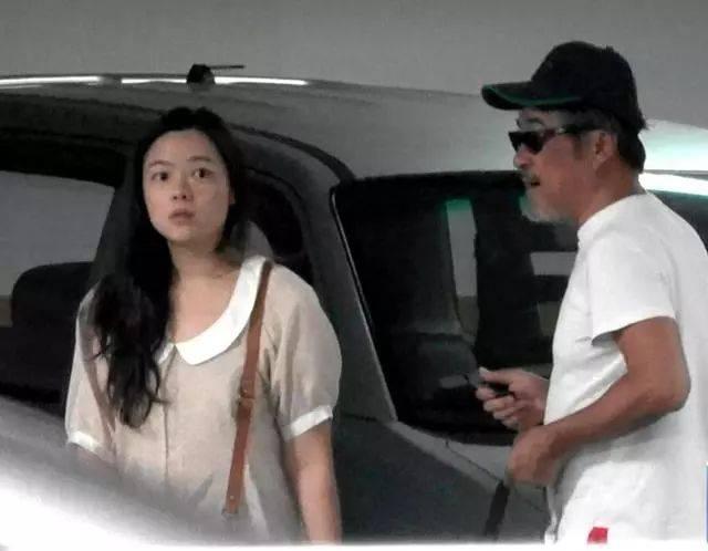 三婚好恩爱！李宗盛与小27岁娇妻深夜出街，十指紧扣似热恋情侣