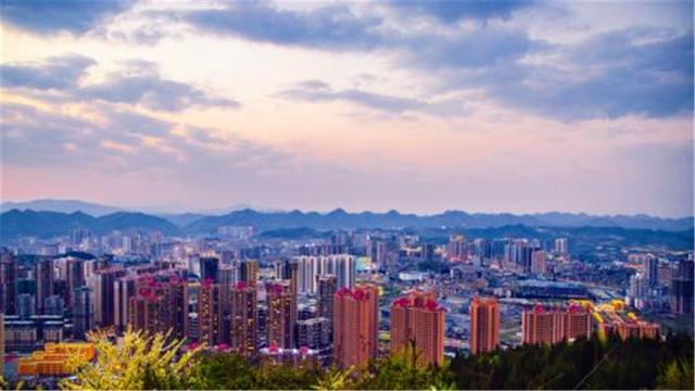 南充最发达的县城，总人口达130万，将来有机会