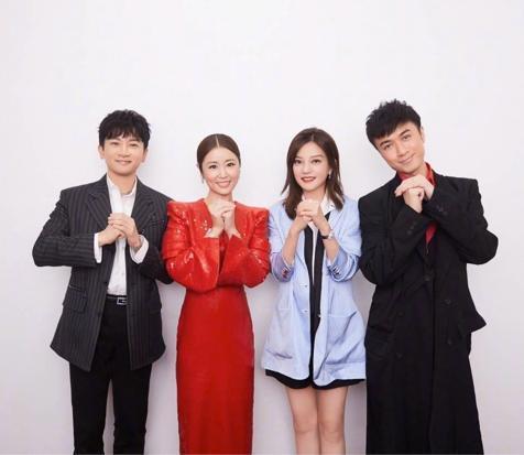 44岁赵薇素颜见好友太真实！笑容美回小燕子，比