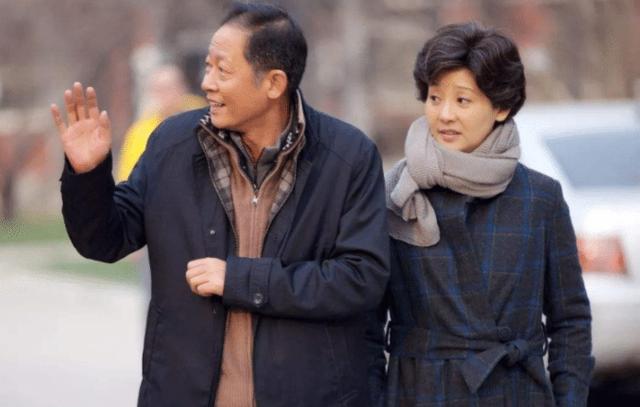 “吃软饭”的3大男明星，大气不敢喘，妻子都是