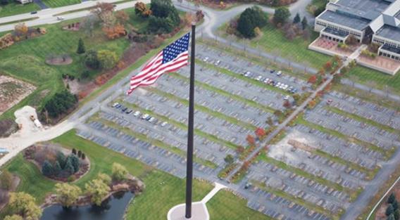 世界上最大的美国国旗被雷劈了，它长达40多米，