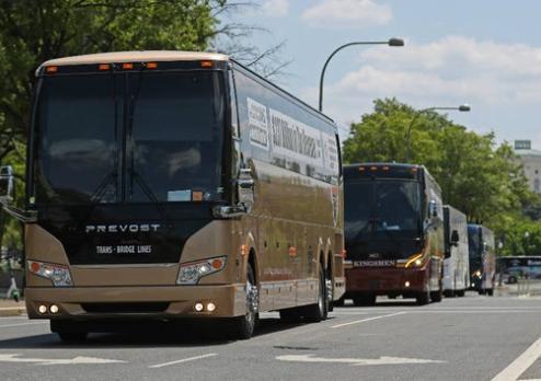 白宫出现惊险一幕！数千辆巴士排起十里长队，对峙白宫只为讨说法