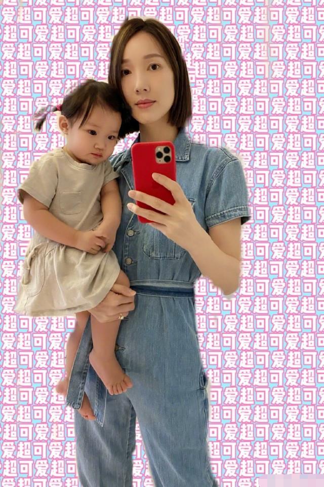孕妈李亚男单手抱女儿，妈妈力爆棚，手戴婚戒称不用做家务超幸福