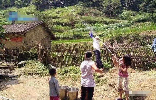 21年生15个孩子，75岁老汉成网红，如今一家17口过