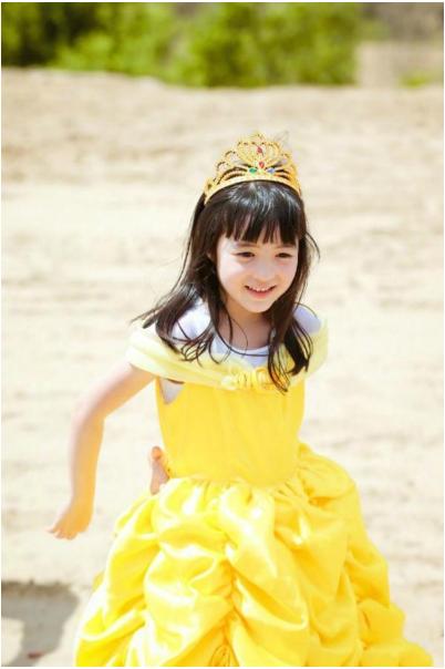 夏克立女儿已长大！夏天穿T恤配牛仔裤清纯极了